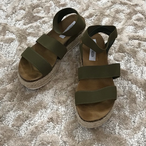 Steve Madden Shoes - like new (worn once) Steve Madden Green Sandals